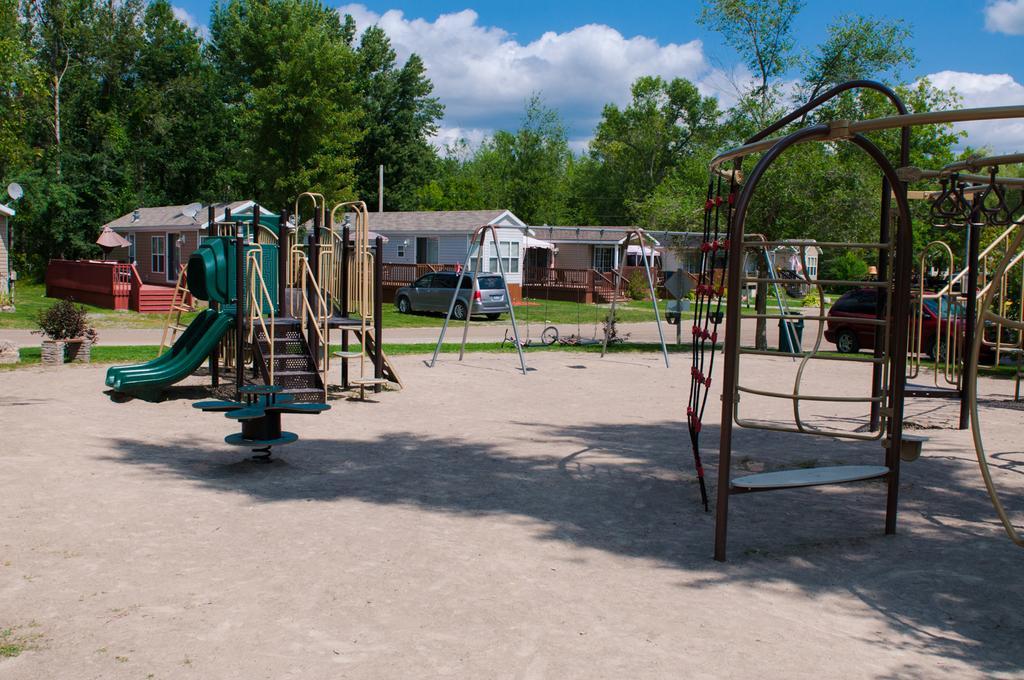 Woodland Estate Resort Campbellford Exterior photo